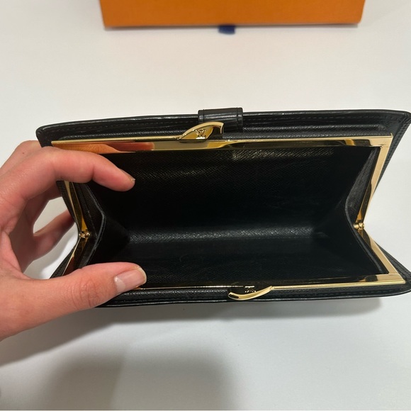 Louis Vuitton Epi Long Viennois Continental in Pristine Condition - Picture 6 of 8